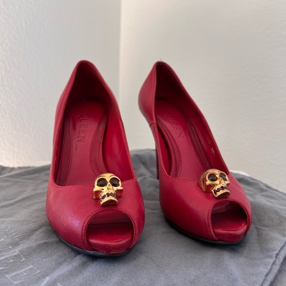 Alexander McQueen Bold Red Skull Heels - Picture 2 of 6